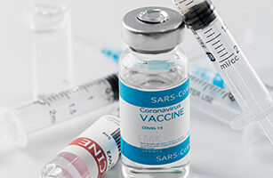 Онкобольным противопоказаны три российские вакцины против COVID-19